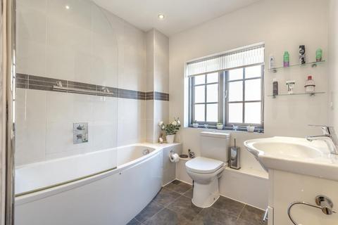 2 bedroom flat to rent, Kings Road,  Henley,  RG9