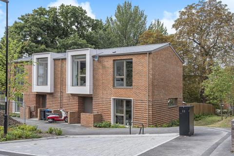 14 Rushden Close, London, SE19 3QB