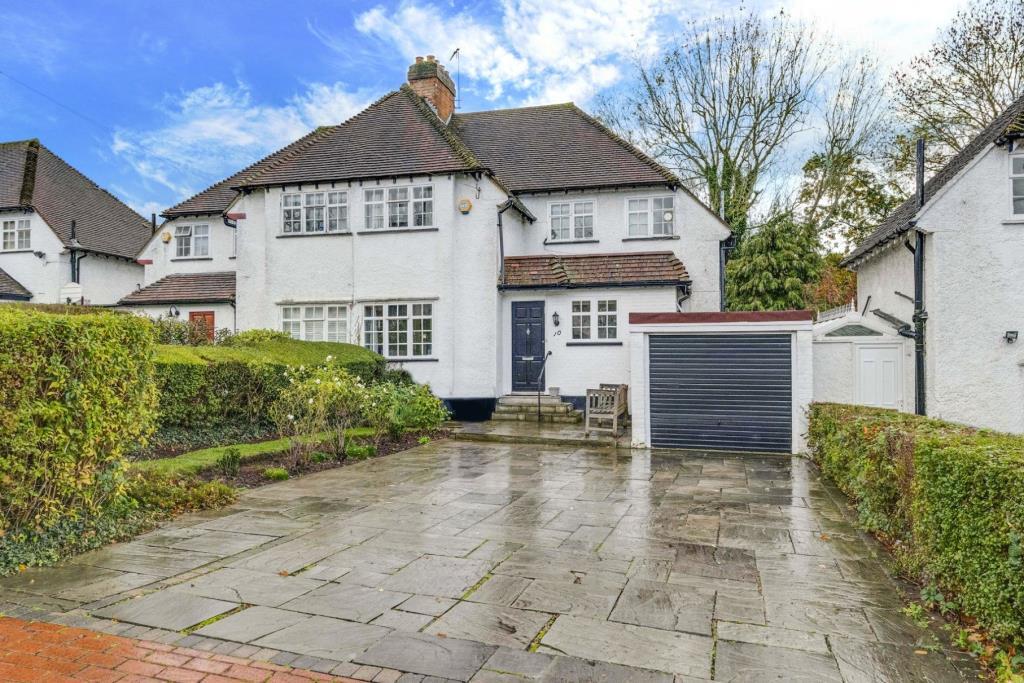 Brookland Close, Hampstead Garden Suburb, London, NW11 3 bed semi