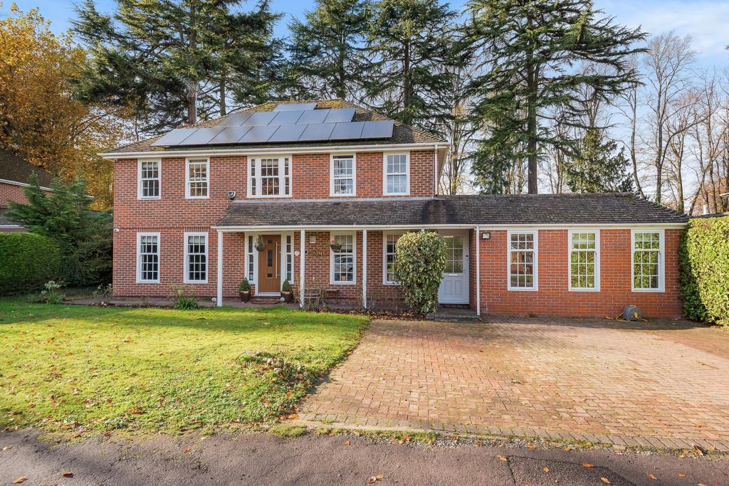 Romsey Way, High HP11 5 bed detached house £1,275,000