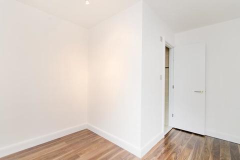 10 Petros Gardens, London, NW3 6EL