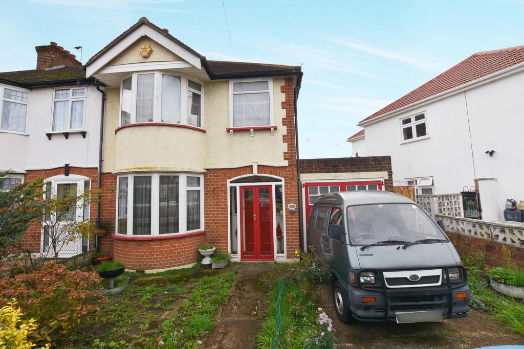 Tregenna Avenue, Sourth Harrow, HA2 8QS 3 bed semidetached house £