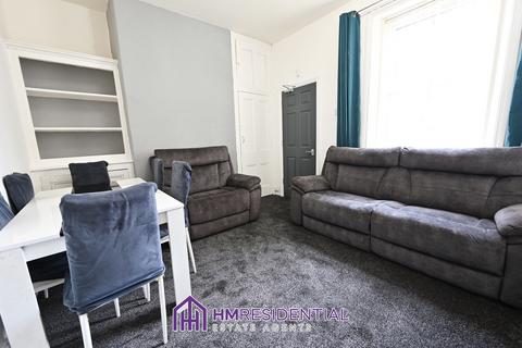 2 bedroom ground floor flat to rent, Wingrove Gardens, Fenham NE4