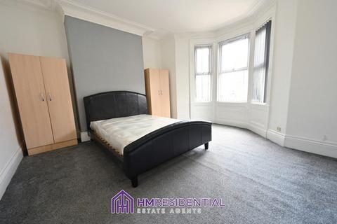 2 bedroom ground floor flat to rent, Wingrove Gardens, Fenham NE4