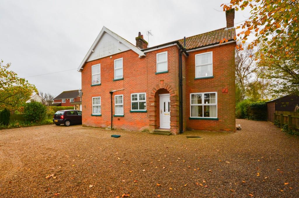 Cromer Road, North Walsham 4 bed detached house £350,000