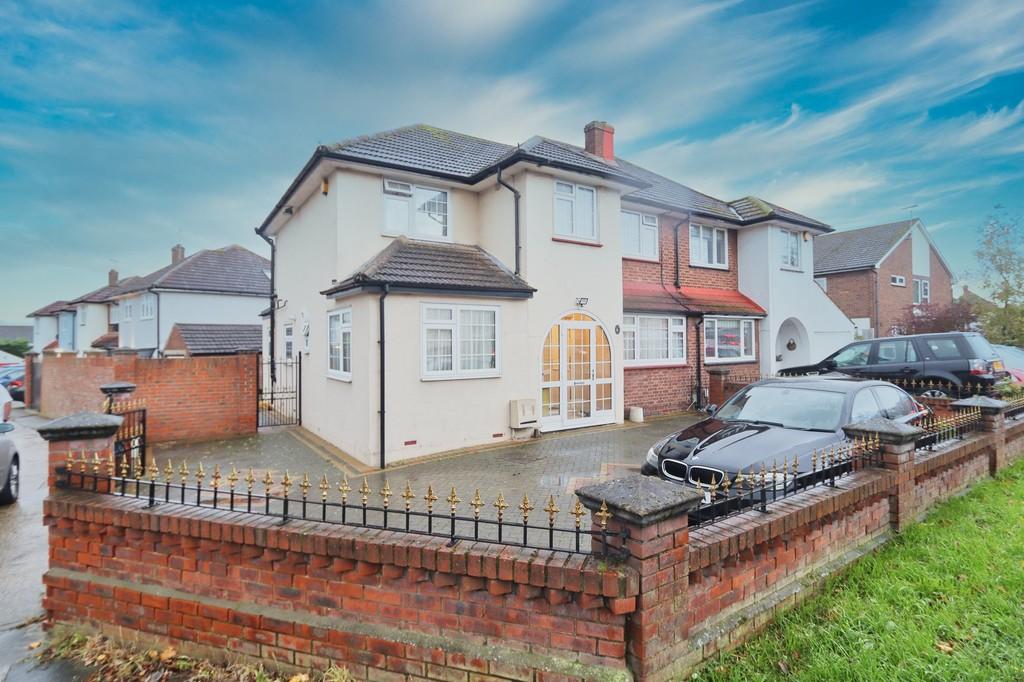 Lower Bedfords Road, Rise Park, Romford 4 bed semidetached house £