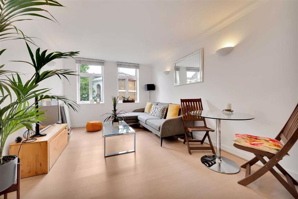 Stoke Newington High Street, Stoke Newington 1 bed flat £1,300 pcm (£