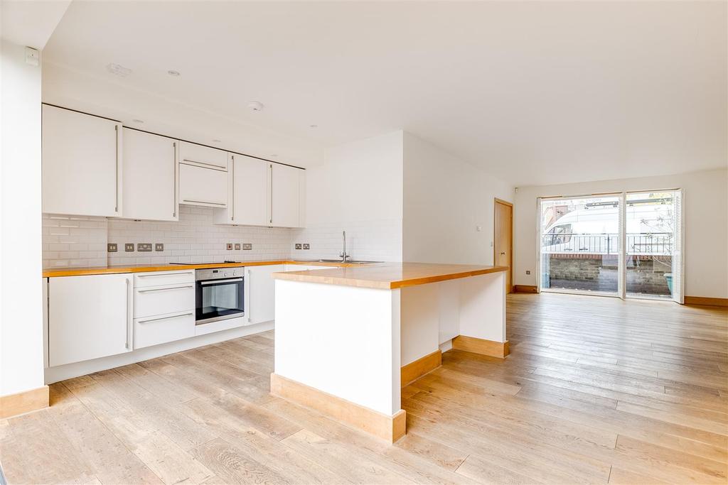 Upham Park Road, London 4 bed mews £4,500 pcm (£1,038 pw)