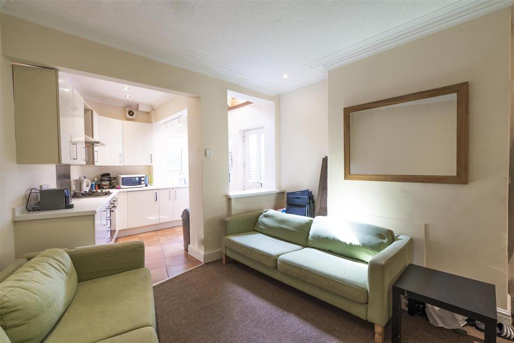 12 Moor End Road, Crookesmoor, Sheffield 6 bed house £2,314 pcm (£534 pw)