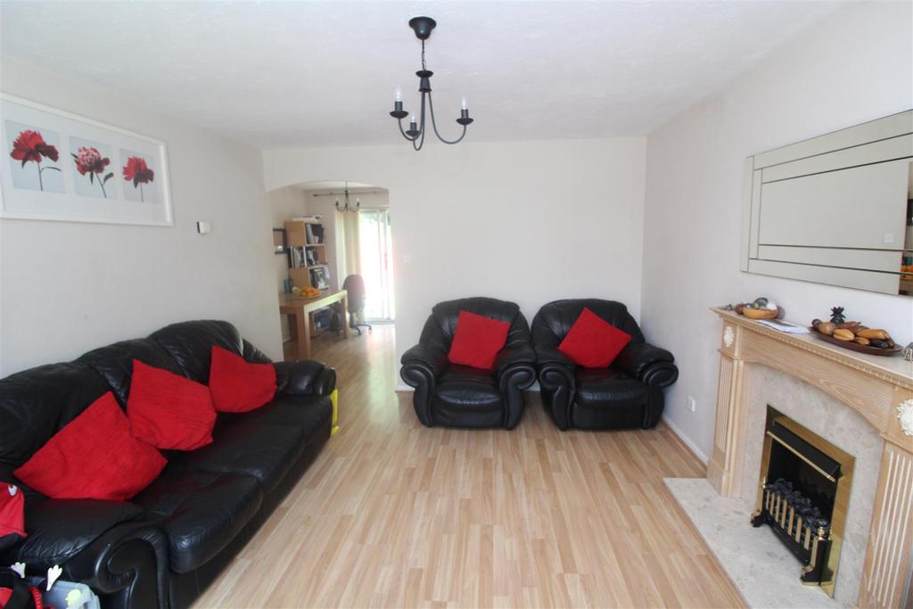 Moss Valley Road, New Broughton, Wrexham 3 bed semidetached house £154,950