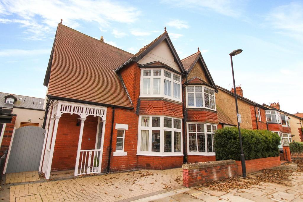 Queens Drive, Whitley Bay, Tyne and Wear 4 bed semidetached house £