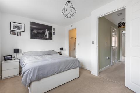 25 Winter Close, Epsom, KT17 1AH