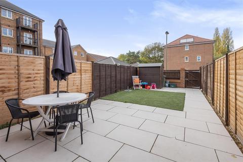 25 Winter Close, Epsom, KT17 1AH