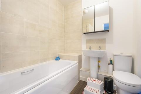 25 Winter Close, Epsom, KT17 1AH