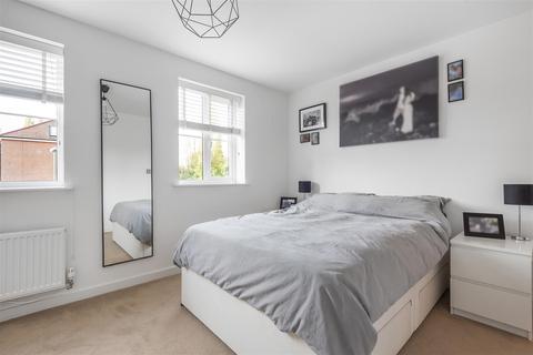 25 Winter Close, Epsom, KT17 1AH