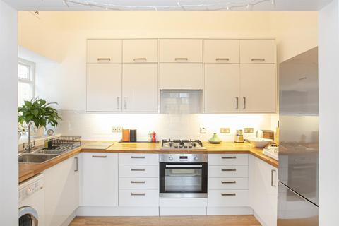 Flat 4, 7 De Crespigny Park, London, SE5 8AB