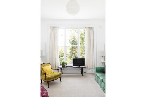 Flat 4, 7 De Crespigny Park, London, SE5 8AB