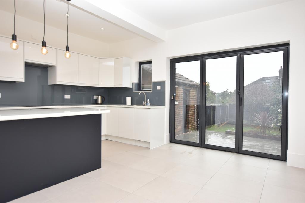Woodville Road, E18 1JT 3 bed terraced house £2,000 pcm (£462 pw)