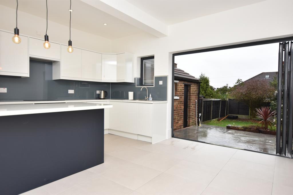 Woodville Road, E18 1JT 3 bed terraced house £2,000 pcm (£462 pw)