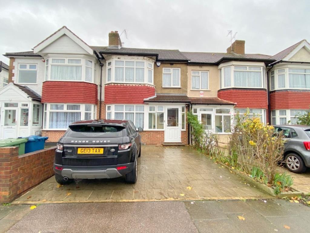 Camrose Avenue, Edgware, Middlesex, HA8 3 bed terraced house £1,950