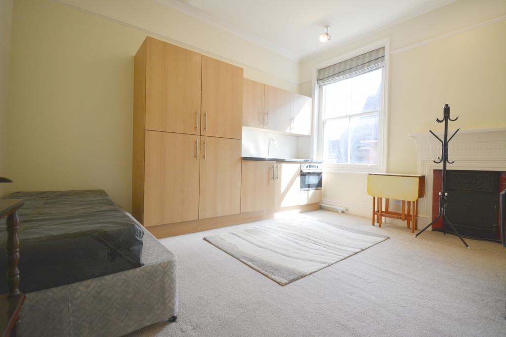 Woodville Gardens, Ealing, W5 Studio £750 pcm (£173 pw)