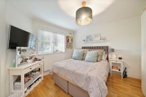 4 Vine Cottages, London, W7 3UG