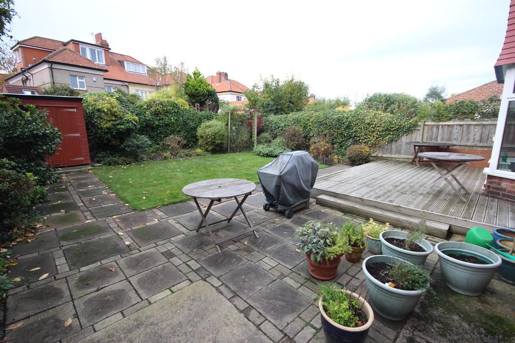 Shaftesbury Avenue, Whitley Bay, Tyne & Wear, NE26 3TD 4 bed semi