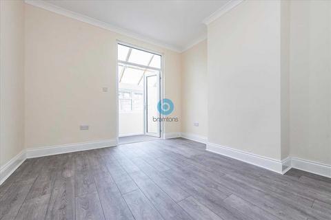 4 bedroom terraced house to rent, Longmead Road, Tooting