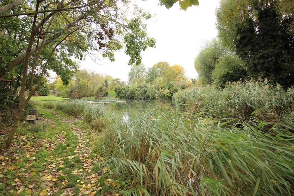 Angle of nearby lake