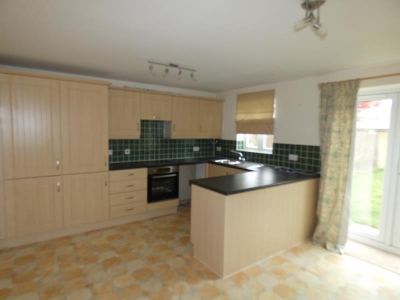 Bluebell Way, Carterton, Oxon, OX18 1GD 4 bed townhouse £1,195 pcm (£
