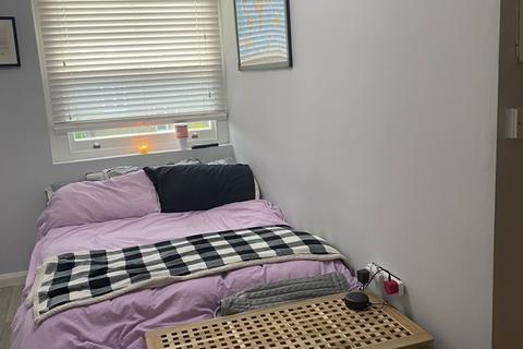 Studio to rent, Inverness Terrace, Bayswater, London, W2 W2