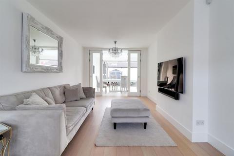 22 Rayleigh Road, London, N13 5QR
