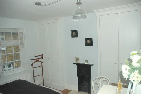 12 Beech Road, Weybridge, KT13 9QF