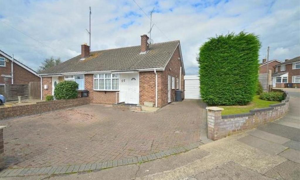 Hoylake Drive, Links View, Northampton NN2 7NJ 2 bed semidetached