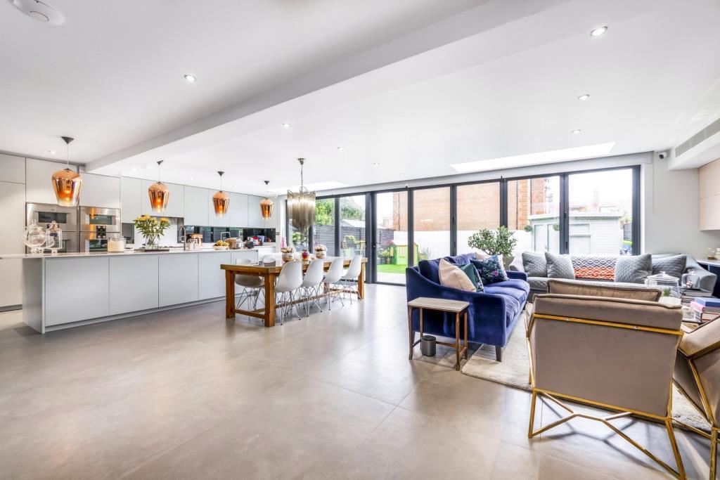 Kingsgate Avenue, London, N3 5 bed semidetached house £1,350,000