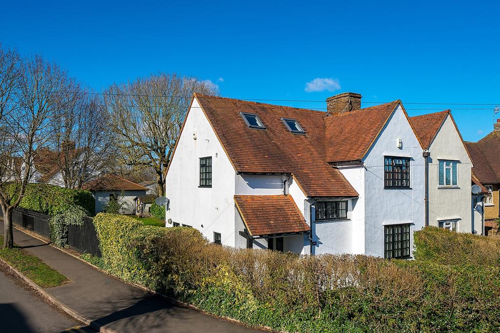 Greenway, Berkhamsted HP4 3 bed semidetached house £815,000