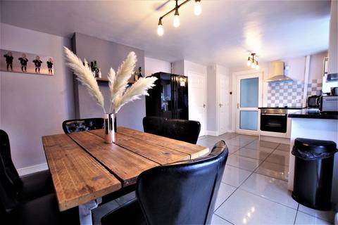 32 Davies Drive, Uttoxeter, ST14 7EG