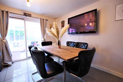32 Davies Drive, Uttoxeter, ST14 7EG