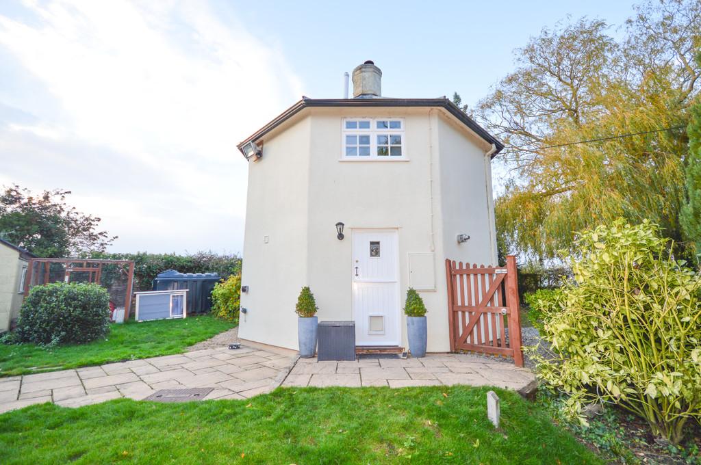 The Round House, Stones Green, CO12 5BP 1 bed detached house £300,000