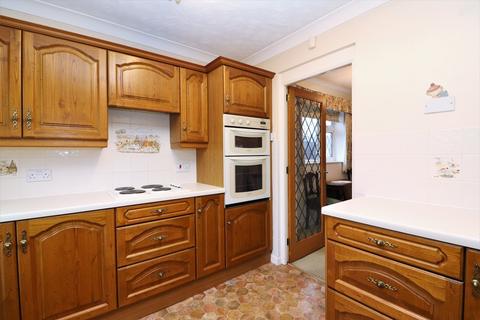 16 Davis Road, Amington, Tamworth, B77 3HP