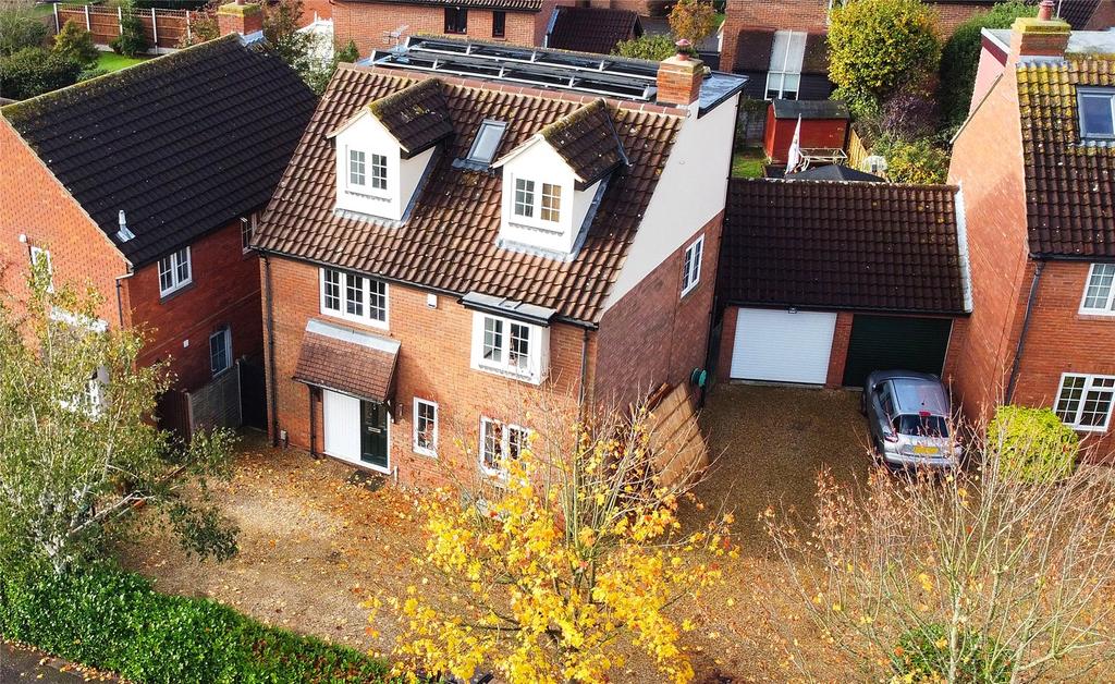 Hopkins Mead, Chelmsford, CM2 7 bed detached house £585,000