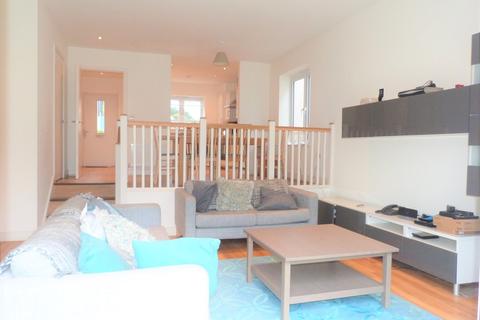 5 King George Way, Chingford, London, E4 7FN