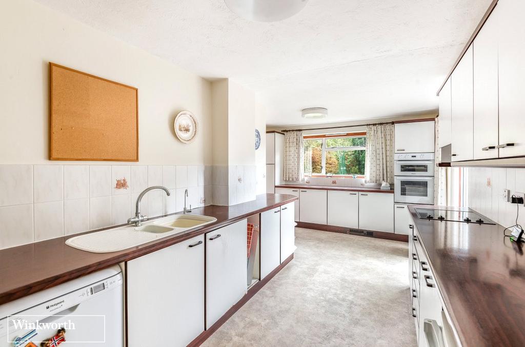Aster Road, Kempshott, Basingstoke... 3 bed house £400,000