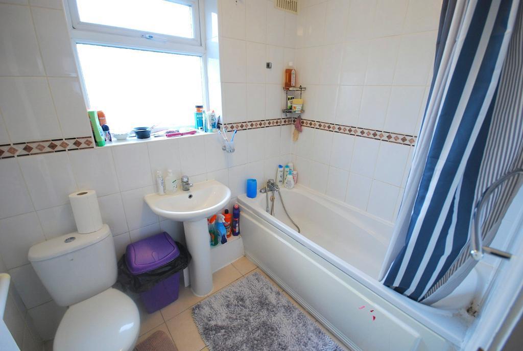Family Bathroom 1