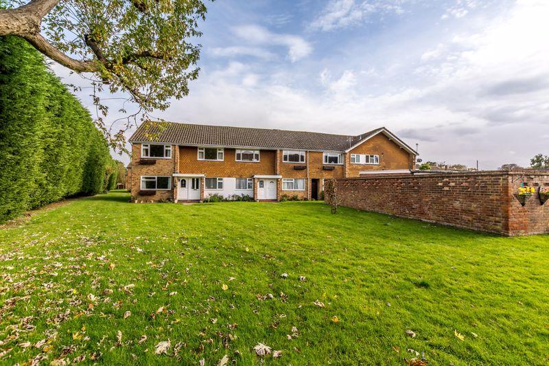 Ladycroft Way, Farnborough Village 2 bed £290,000