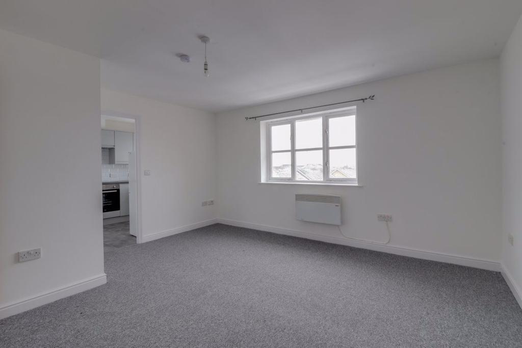 PLOMER AVENUE, HODDESDON 2 bed flat £995 pcm (£230 pw)