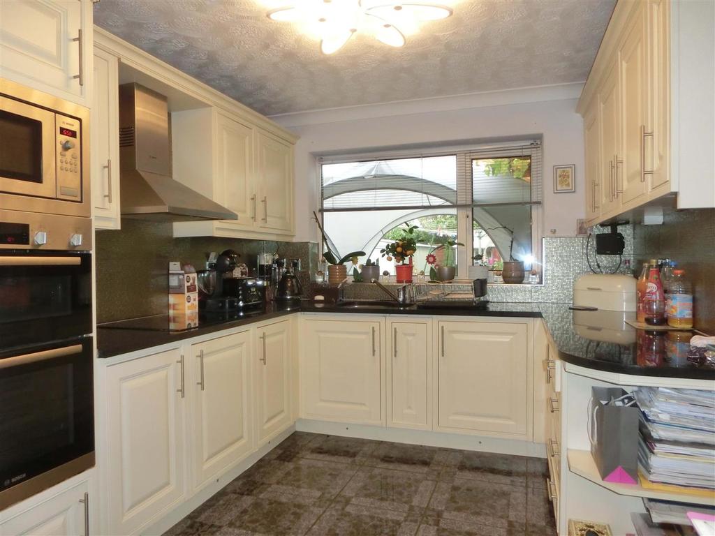 The Willows 12 Kitchen2.jpg