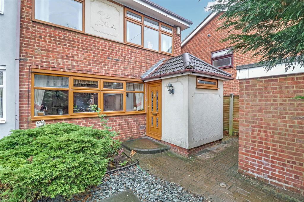 Moreland Avenue, Benfleet 4 bed semidetached house £375,000