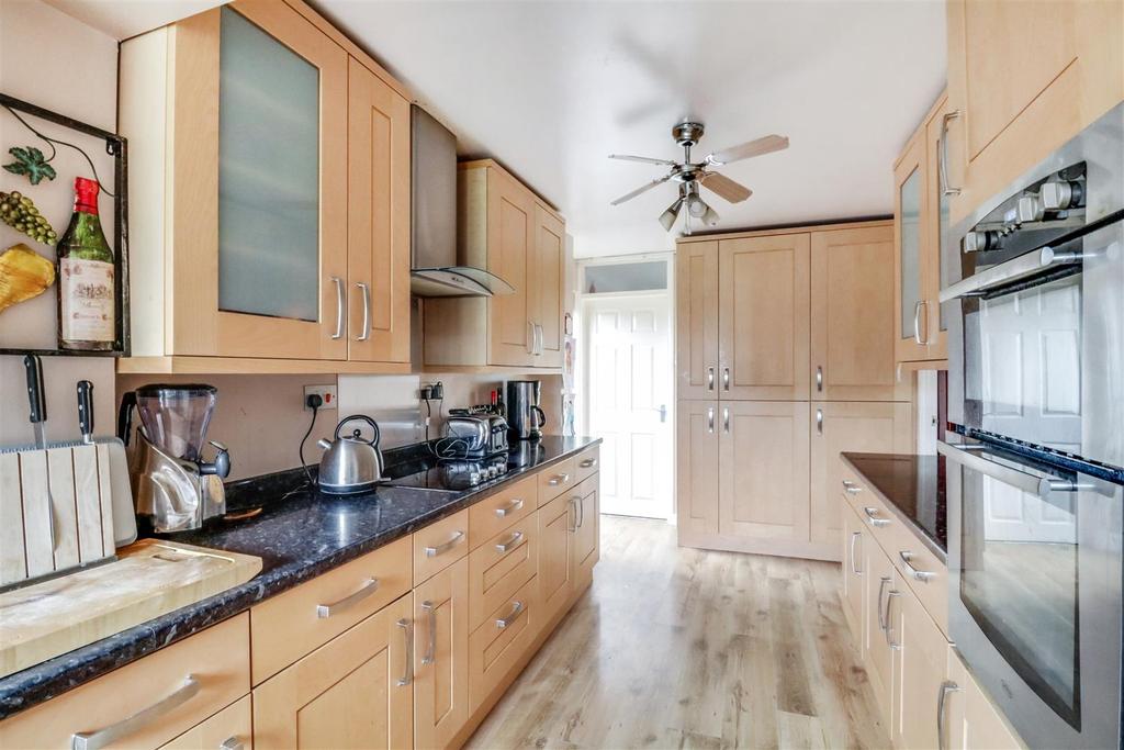 Moreland Avenue, Benfleet 4 bed semidetached house £375,000