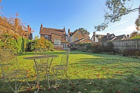 19 Warnham Road, Horsham, RH12 2QS